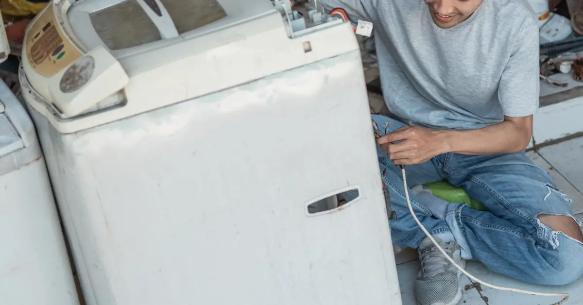 homem consertando máquina de lavar